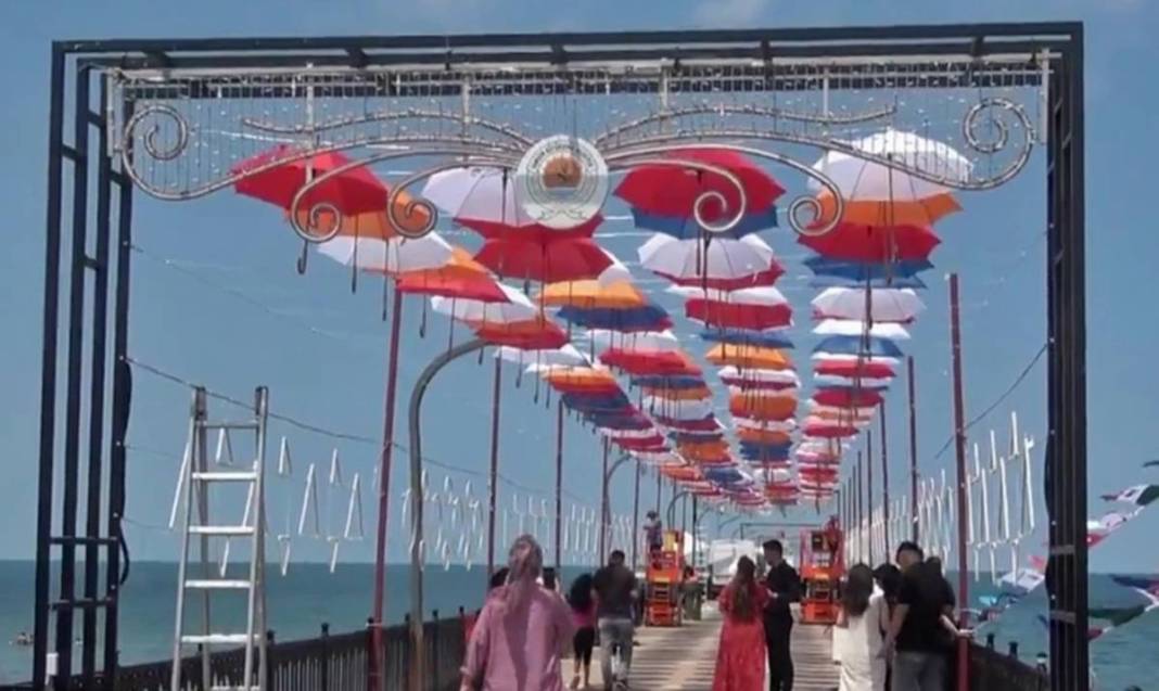 Fotoğraf tutkunları buraya akın ediyor: Rengarenk şemsiyeler, sahilin yeni cazibe merkezi oldu 1